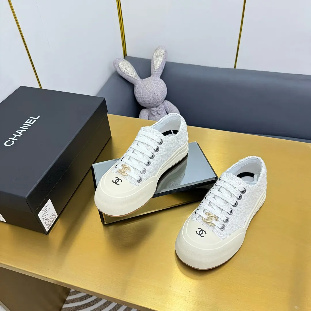 👟👟Ex-factory price 560👟👟 Top version, original quality! ! ! Chanel Chanel - 2025 biscuit shoes, the top casual sports shoes in the counter, this classic design; the upper is electro-embroidered with a variety of craftsmanship; the outsole is fashionable and sporty; the extraordinary inclusion of a variety of color elements... The diversified mix and match is very good-looking and versatile, casual, fashionable, sports, and outdoor can be taken into account... ꫛꫀꪝ Go➫ Material: ❶Upper: Original first-layer cowhide ❷Inner: Sheepskin ❸Outsole is based on: original TPU combination outsole, full set of boutique packaging for women 35–41 👉
